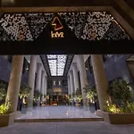 Luxury Apt Near Blvd