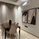 Luxury Apt Near Blvd