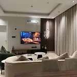 Luxury Apt Near Blvd