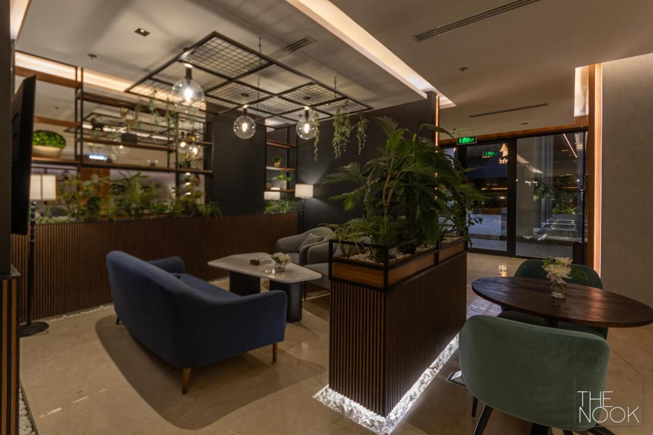 Luxury Near Blvd W Maid Apartment
